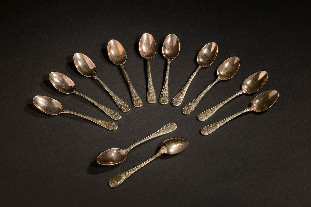 Null Set di dodici cucchiai da moka in argento dorato, la spatola decorata con c&hellip;
