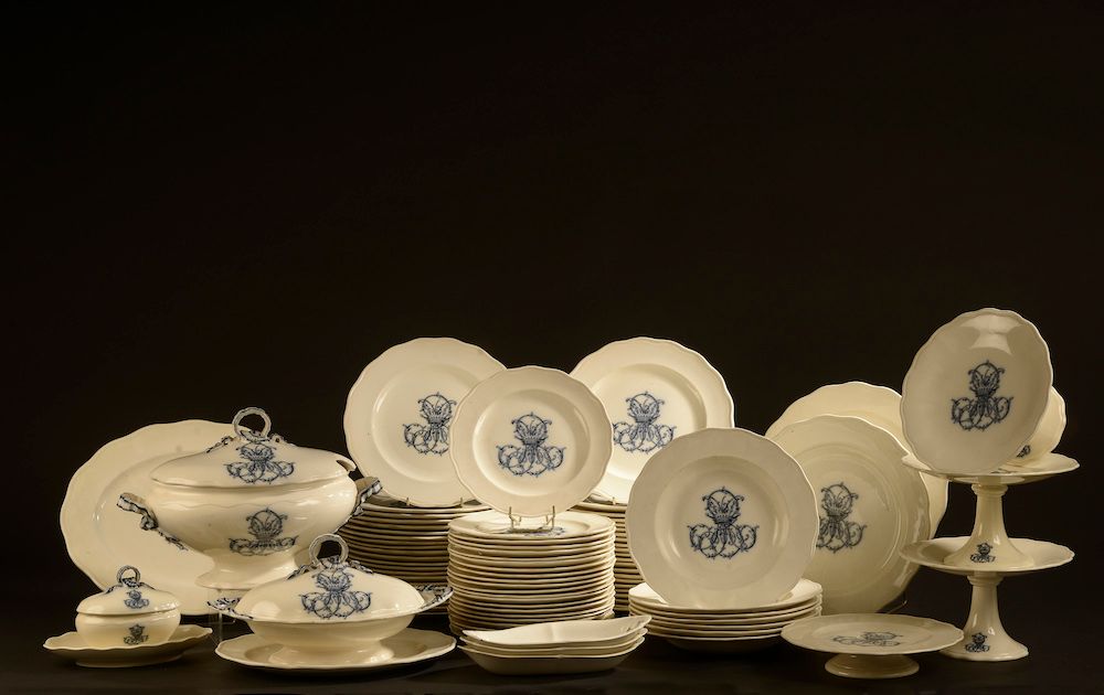 Null 布鲁恩-韦斯特赫德，摩尔公司。

白色陶器晚餐服务的一部分，盆子的中心是一个刺桐叶的形象，中心是一个伯爵的皇冠。

它包括：44个大盘子（五个有裂痕）&hellip;