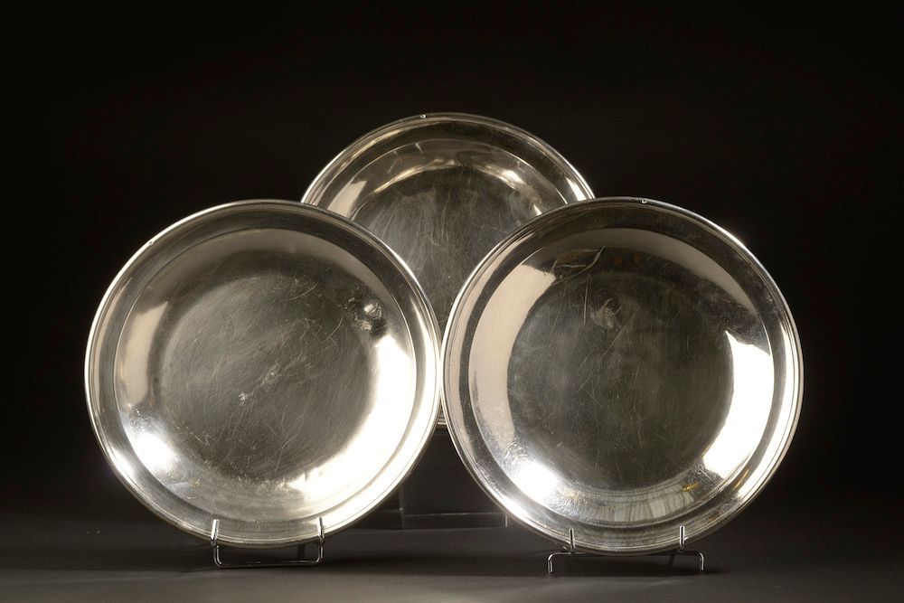 Null ODIOT Paris.

Three plain silver round dishes with hemmed edges (small defo&hellip;