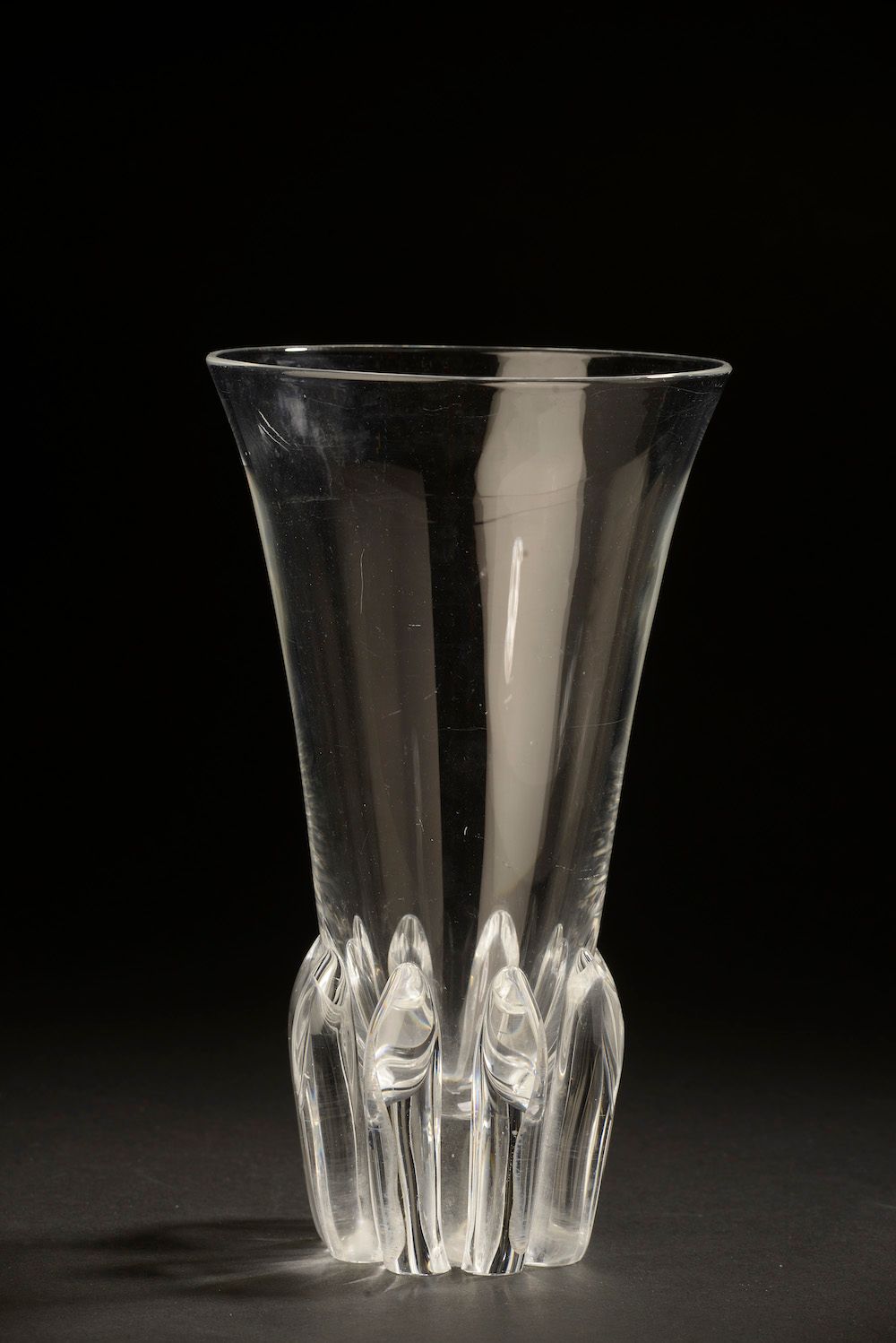 Null STEUBEN ART GLASS, USA.

Vase en cristal modèle "Heritage Lotus".

Marqué à&hellip;