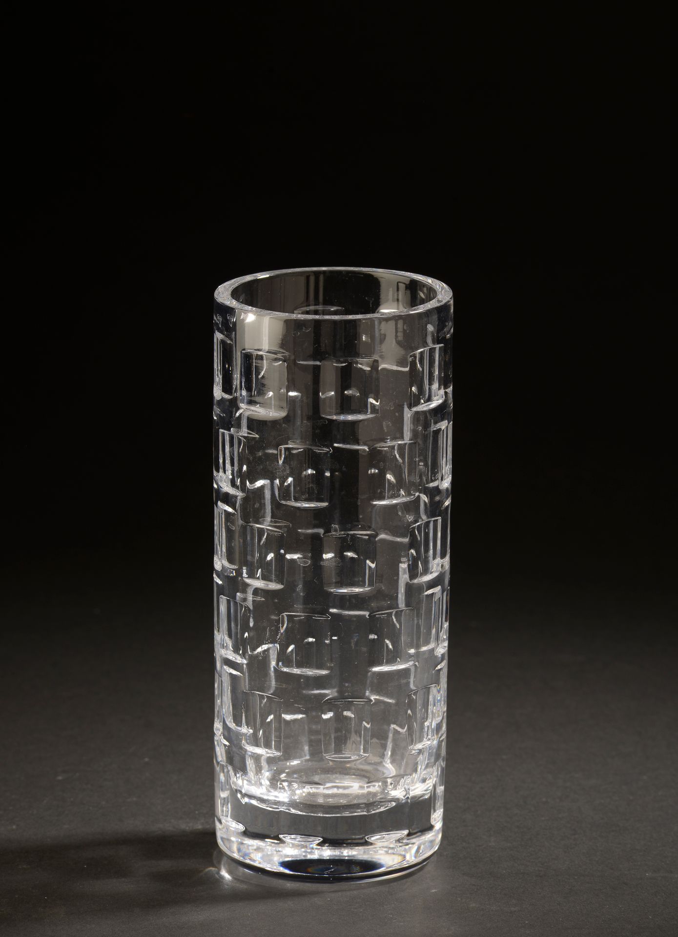 Null 制造ROSENTHAL。

圆柱形的水晶花瓶，有镂空的方块。

20世纪下半叶。签名。

高度：21.5厘米。高度：21.5厘米