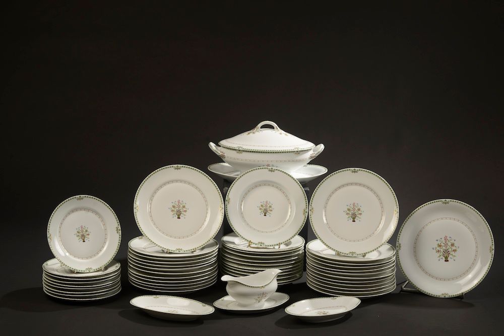 Null LIMOGES.

Partie de service de table en porcelaine dit "Joséphine", le bass&hellip;