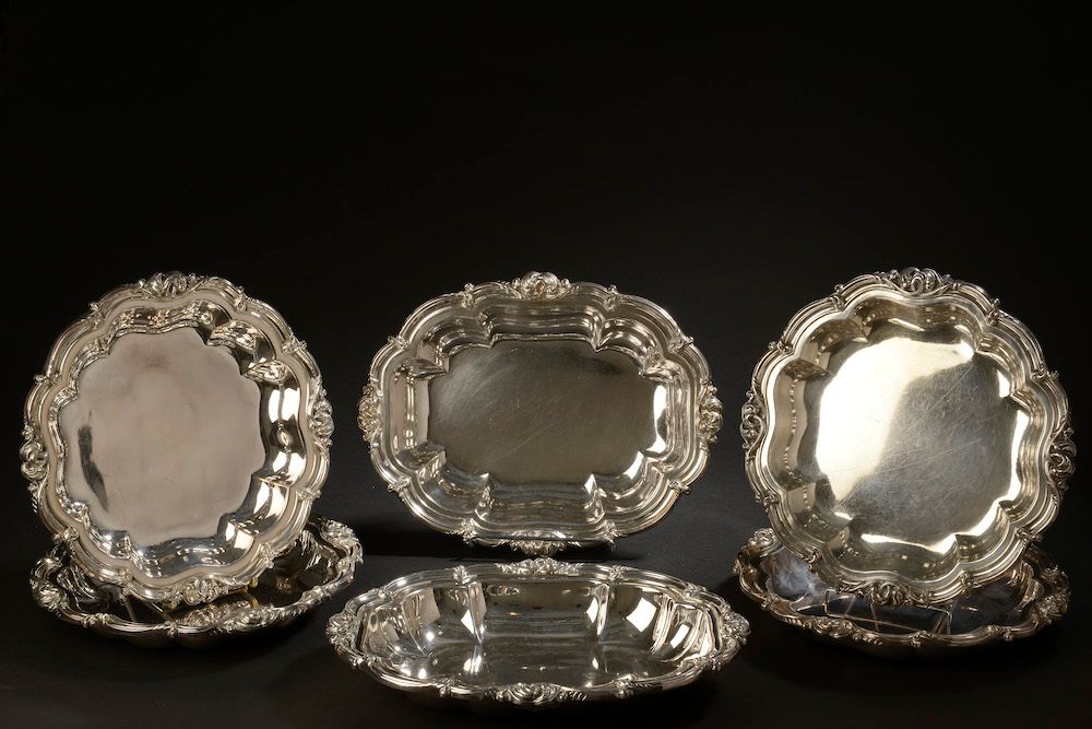 Null ODIOT Paris.

Two oval and four round silver dishes with eight contours dec&hellip;