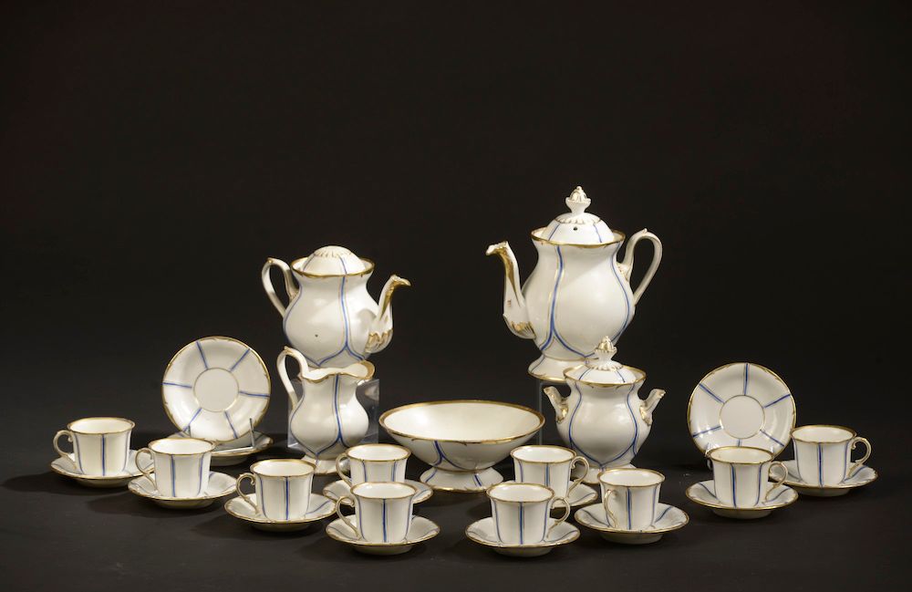 Null LIMOGES.

White porcelain coffee service with contoured edges underlined by&hellip;