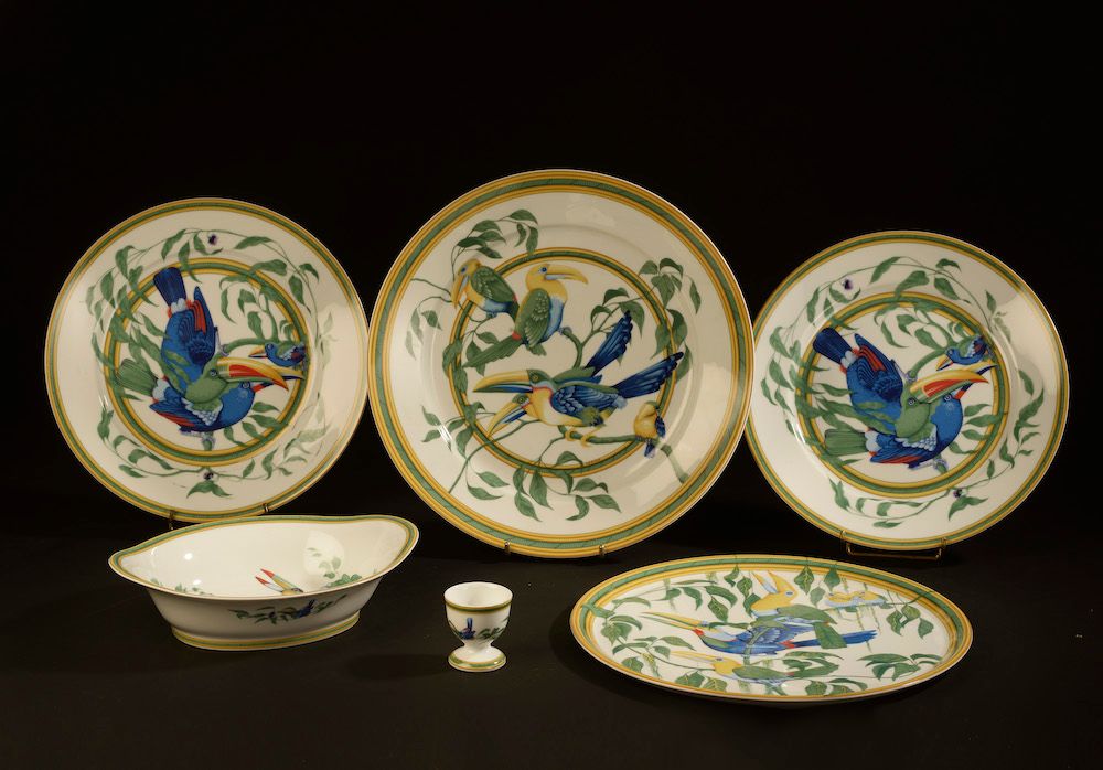 Null 赫姆塞斯。

多彩瓷器套装 "Toucan "模型包括一个馅饼盘，一个圆盘，两个大盘子，一个篮子和一个鸡蛋杯。