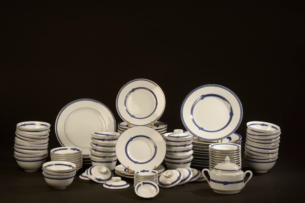 Null CHRISTOFLE.

瓷器茶具模型 "Rubanea bleu"。它包括：十个甜点盘（四个有镀金磨损），四个略有不同的甜点盘，二十三个茶碗，十七个&hellip;