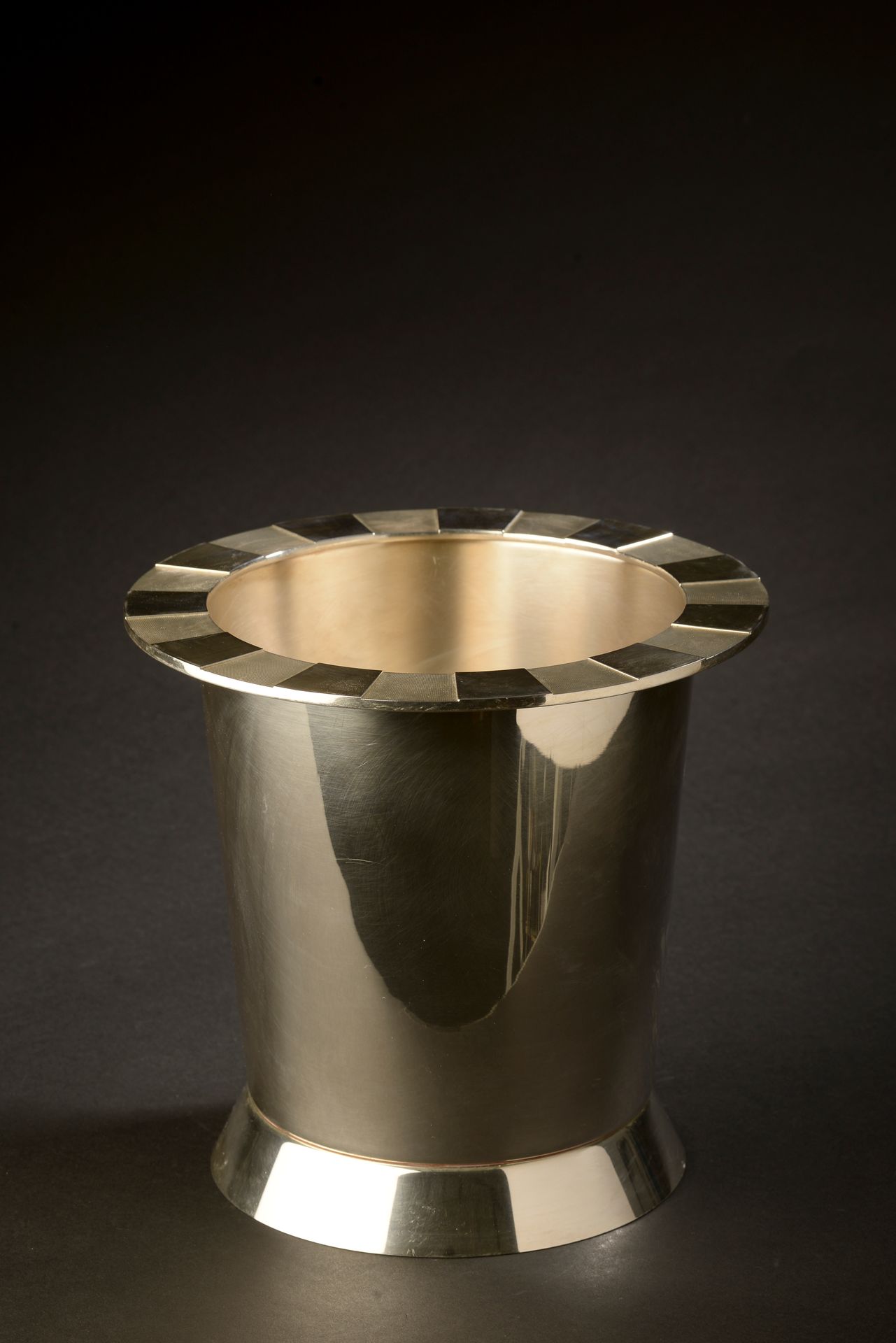 Null CHRISTOFLE.

镀银金属的香槟桶，边框用阿玛蒂处理的交替装饰，截顶的圆锥体，略微外扩的底座（微小的划痕）。底座下有签名。

高度：22.5厘&hellip;
