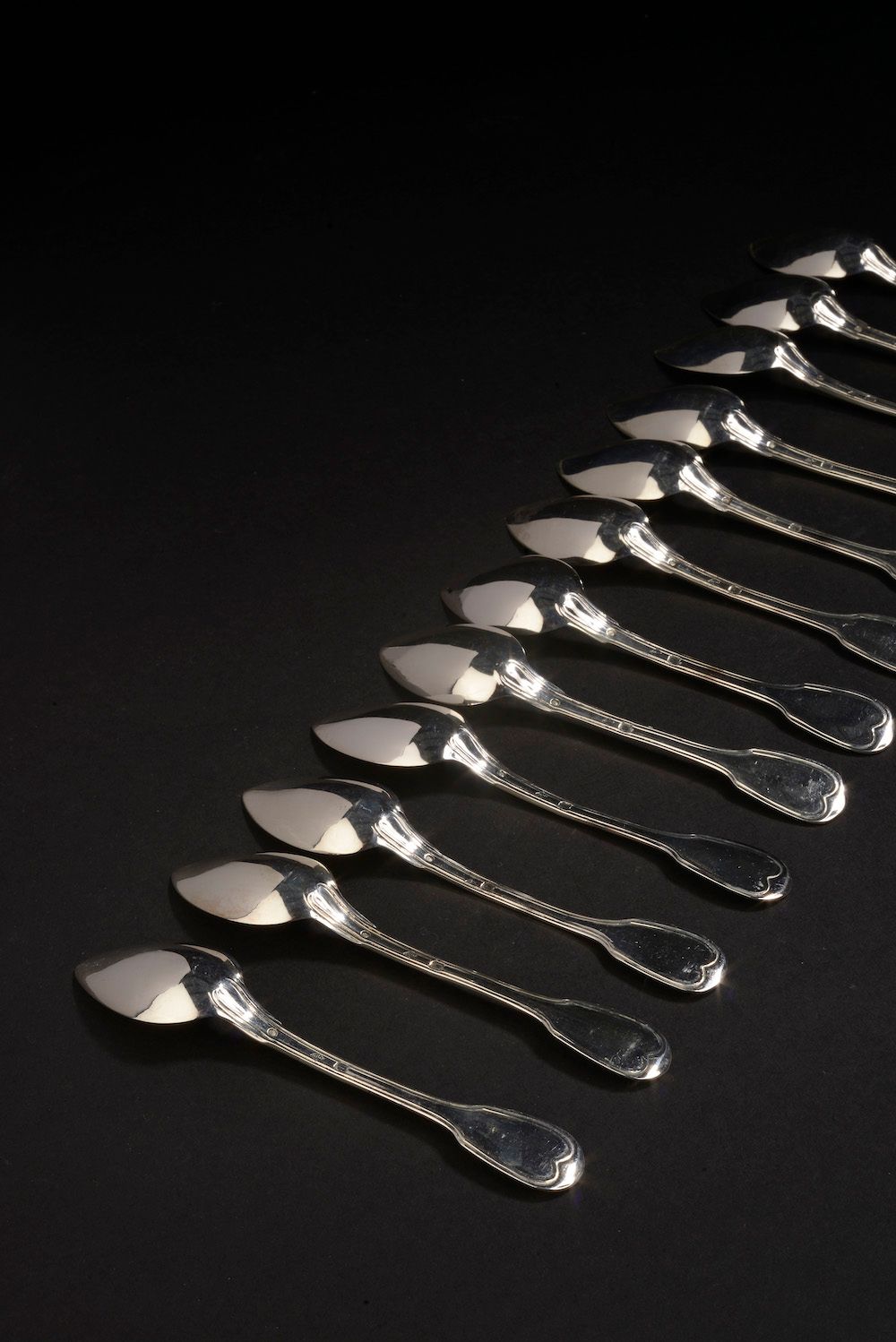 Null Dodici piccoli cucchiai d'argento modello netto.

Parigi, 1819-1838 - Maest&hellip;