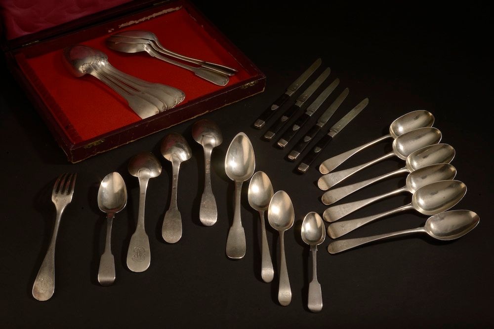 Null 一套银质餐具包括:

- 六个不同单字的大勺子，其中一个在锅铲上刻有雄鹿。

英国，18世纪下半叶（印记大多褪色，有两个日期为1773和1779）。
&hellip;