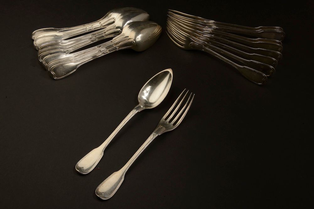 Null 十个银质餐具和两个勺子，网纹，铲子上刻有M.B.的字样。

巴黎，1819-1838。

重量 : 1051,3 g