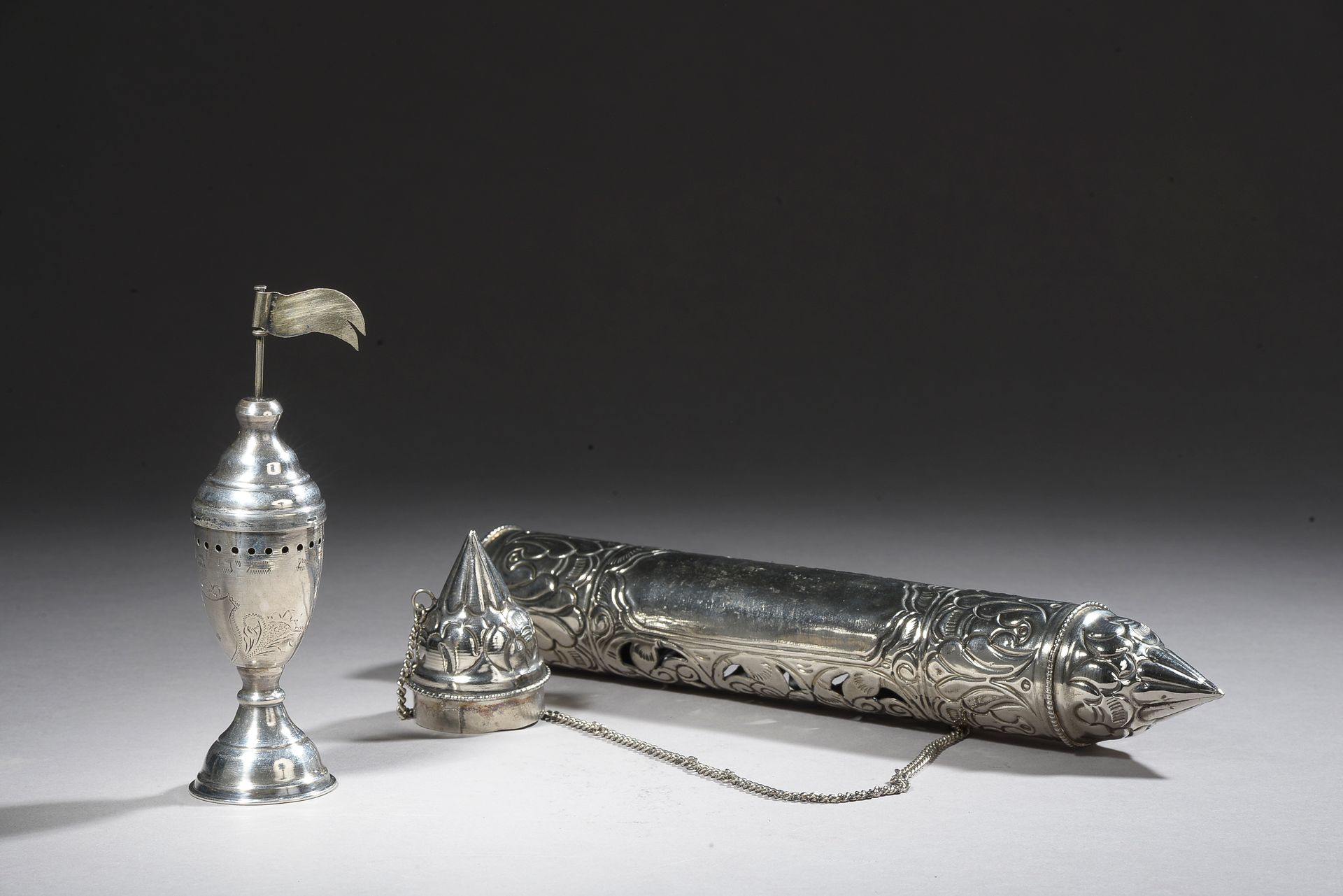 Null 带国旗的银色调料瓮。

俄罗斯，19世纪。

重量：49.8克

一个镀银金属的以斯帖卷轴盒。