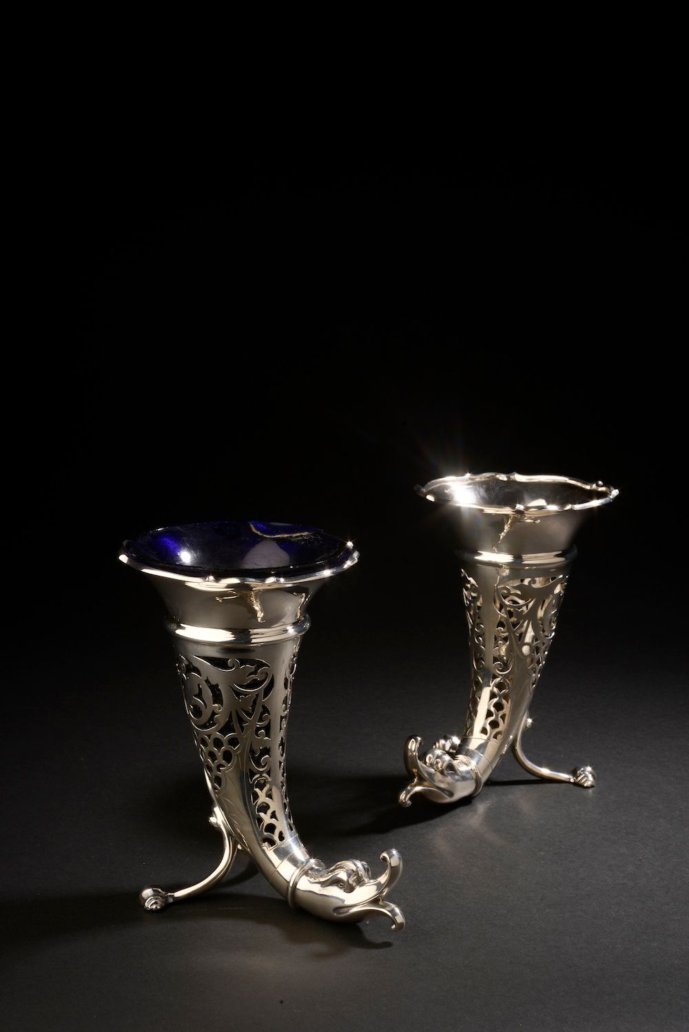 Null Ein Paar dreibeiniger Rhytonvasen aus Silber, mit durchbrochenem Schuppende&hellip;
