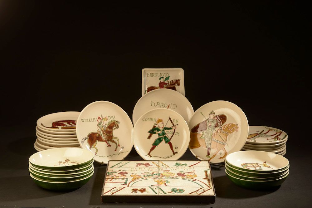 Null DUTREQUIN, Bayeux.

陶器晚餐服务的一部分，带有贝叶刺绣细节的多色装饰。它包括：12个餐盘，8个小盘子，9个汤盘（两个上有芯片），一&hellip;