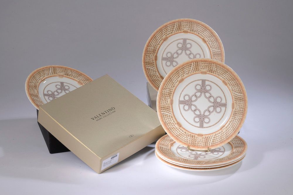 Null 瓦伦蒂诺。

赭石色印刷装饰的瓷质甜点服务，"Croisette "模型。它包括12个小盘子，两个小碗（两种尺寸）和一个长方形盘子（新的状态）。

箱&hellip;