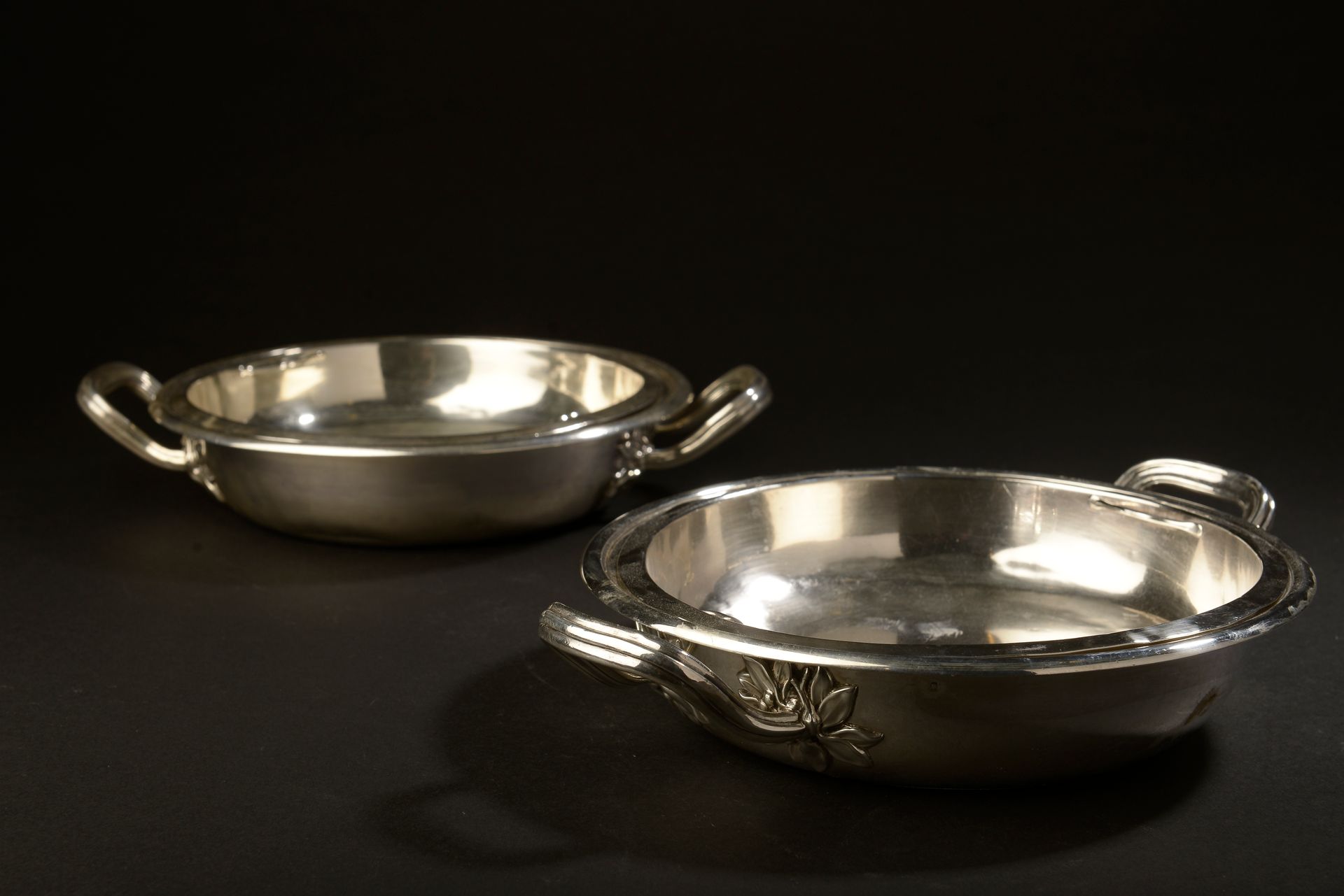 Null ODIOT Paris.

Pair of circular silver vegetable dishes with their removable&hellip;