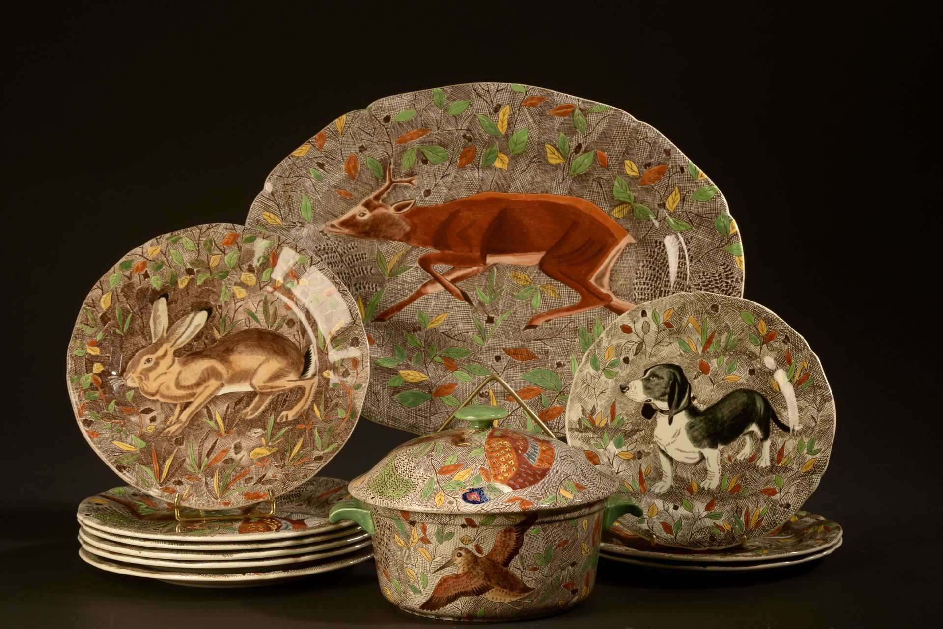 Null Jean BERTHOLLE (1909-1996), GIEN.

陶器晚餐服务的一部分，"朗布依埃 "模型，带有狩猎装饰，包括一个汤锅，六个大盘子&hellip;