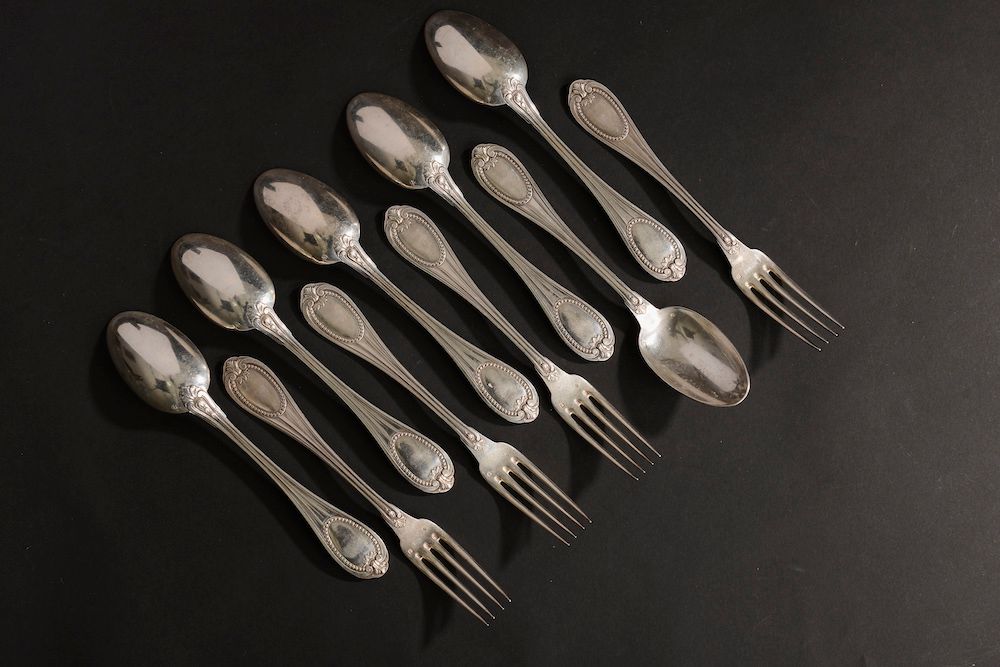 Null 六把大银勺和四把叉子，带有叶状锉刀和珍珠刻痕。

标识：Minerve - 重量：880.3克