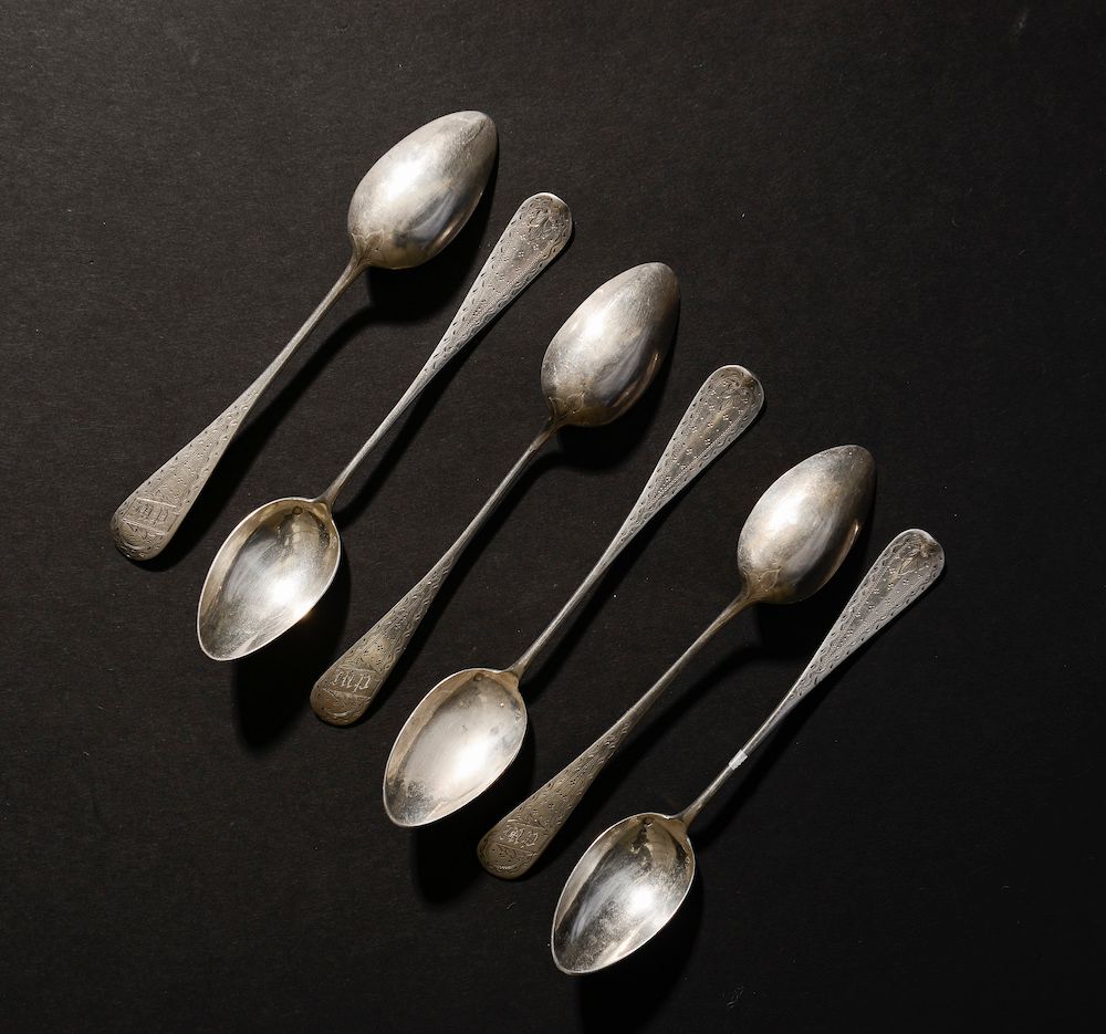 Null Set di sei piccoli cucchiai in argento, la spatola incisa con motivi vegeta&hellip;