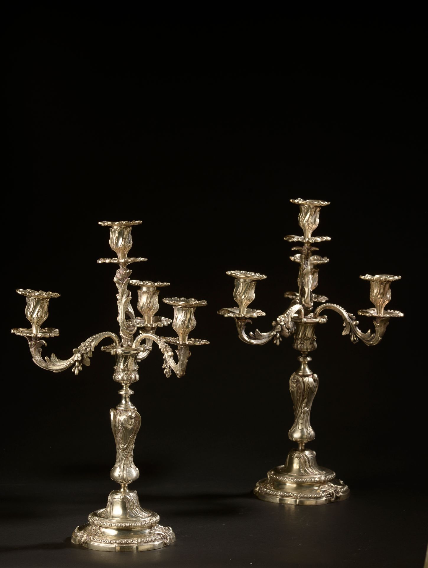 Null Una coppia di candelabri in argento placcato decorati con fogliame e fiori,&hellip;