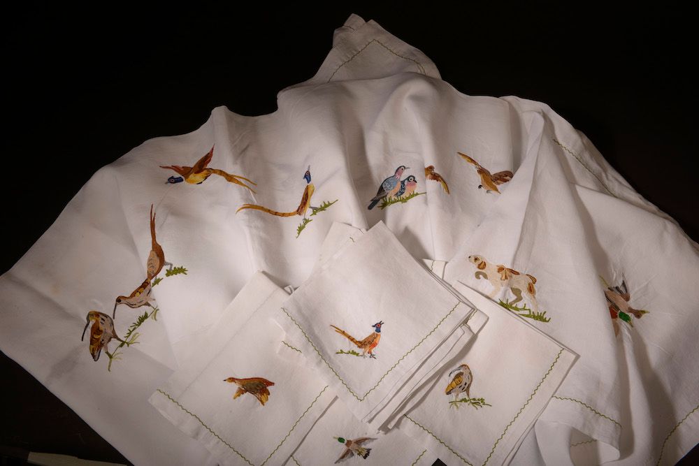 Null White cotton tablecloth with polychrome embroidered decoration of birds and&hellip;