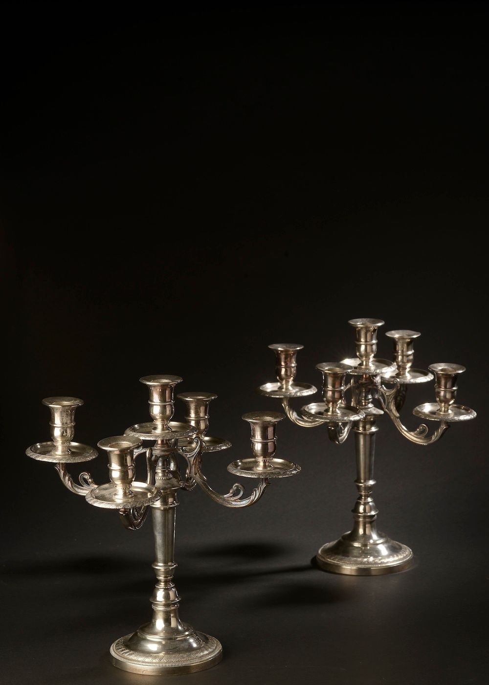 Null 一对镀银的烛台，有四个臂和一个中心灯，环形的轴放在一个基座上。

路易十六的风格。

高度：33.5厘米33,5 cm - 直径 : 32,5 cm