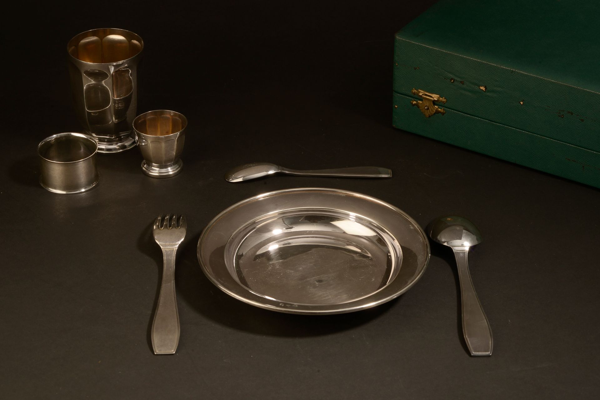 Null CHRISTOFLE.

装饰艺术风格的银质洗礼套装，包括一个碗，一个勺子，一个餐具，一个餐巾环，一个水杯和一个蛋杯。

标记：Minerve - 重&hellip;