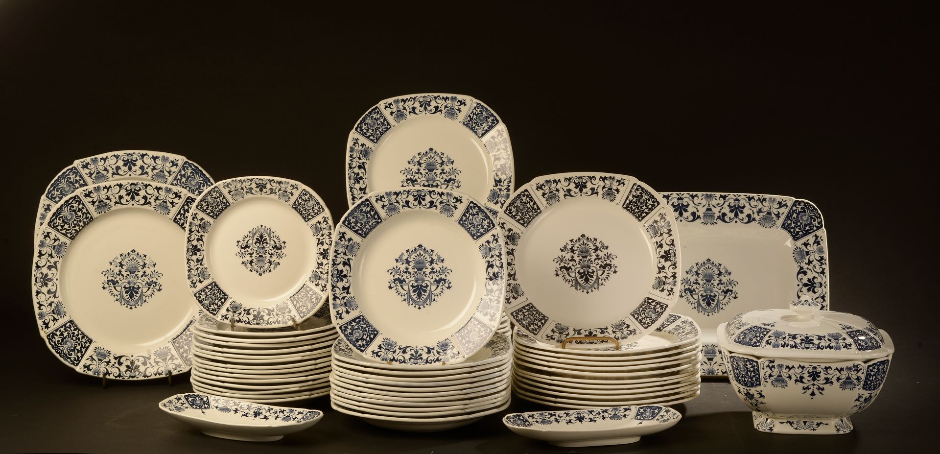 Null 吉恩。

陶器晚餐服务模型 "Carré bleu "的一部分。它包括：24个大盘子（三个有缺口），12个另一版本的大盘子（稍大），12个汤盘，11个&hellip;