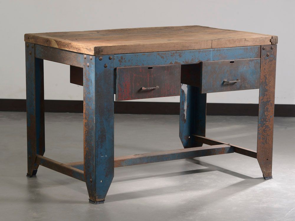 Null 以前的工业工作台形成一个桌子，顶部由实木板制成。底座是由折叠、铆接和涂漆的金属板制成。腰带打开后有两个金属抽屉（小孔用于固定在顶部以前的一个旧工具上）&hellip;