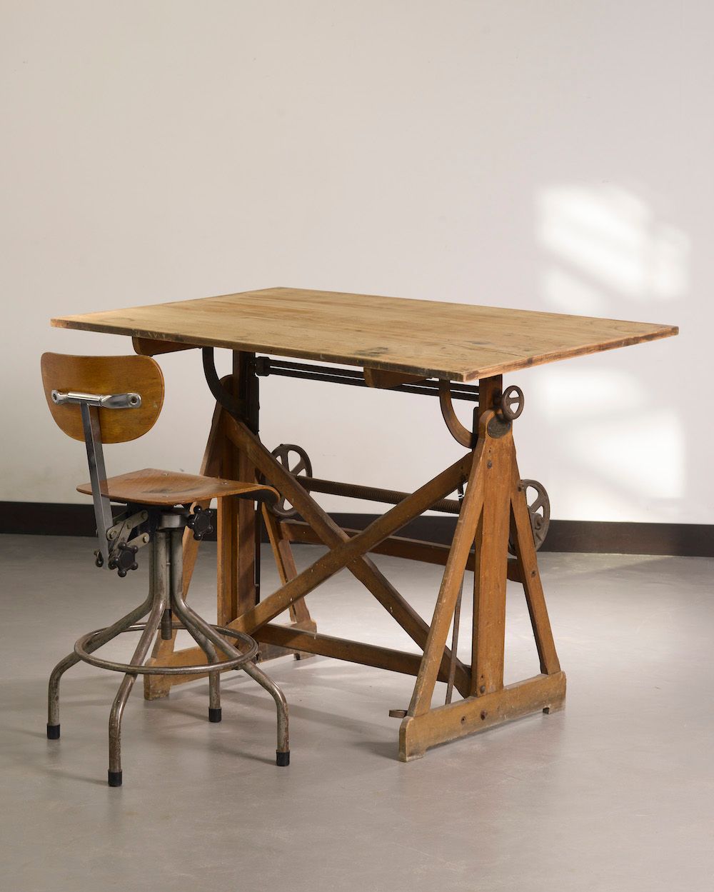 Null 建筑师的桌子，长方形的倾斜桌面为天然木材，底座为栈桥形式（小裂缝，小污点）。

高度：90厘米90厘米 - 宽度：120厘米 - 深度：80厘米