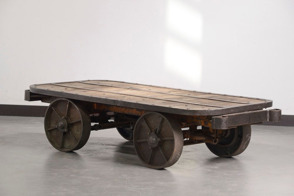 Null 
大型咖啡桌由旧工业手推车制成，长方形的木质桌面有圆形的边缘，周围是锻造的金属结构。整体靠在脚轮上。





高度：45厘米45 cm - 宽度 :&hellip;