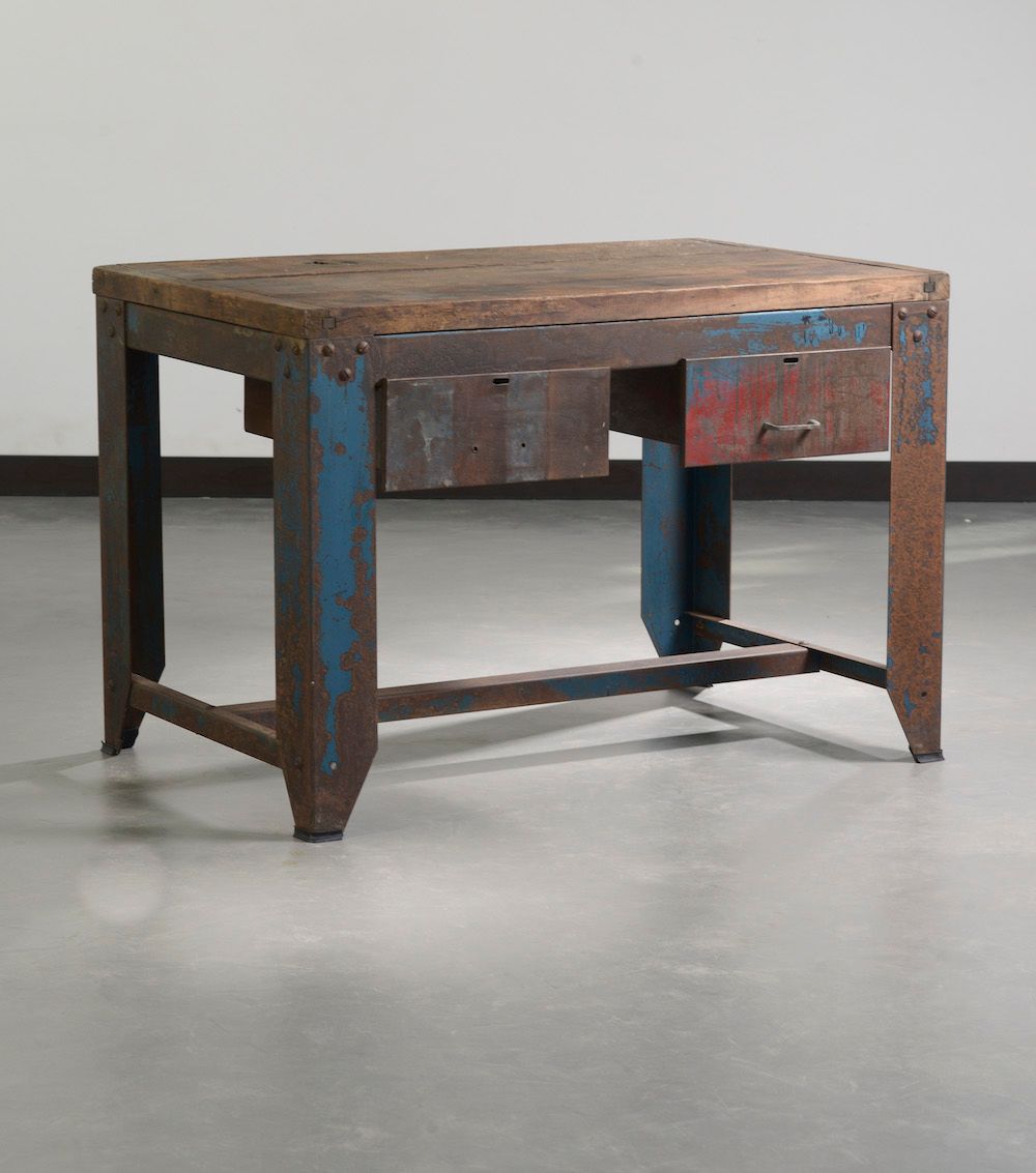 Null Old industrial workbench forming a table, the top made of solid wood planks&hellip;