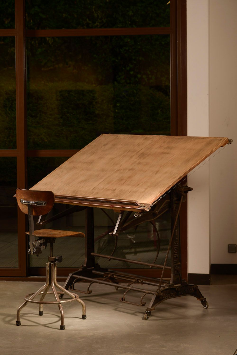 Null 大型建筑师桌，木制桌面，金属底座和机械装置，署名H.MORIN，11 rue Dulong Paris（加了脚轮）。

高度 : 134 cm - 宽&hellip;