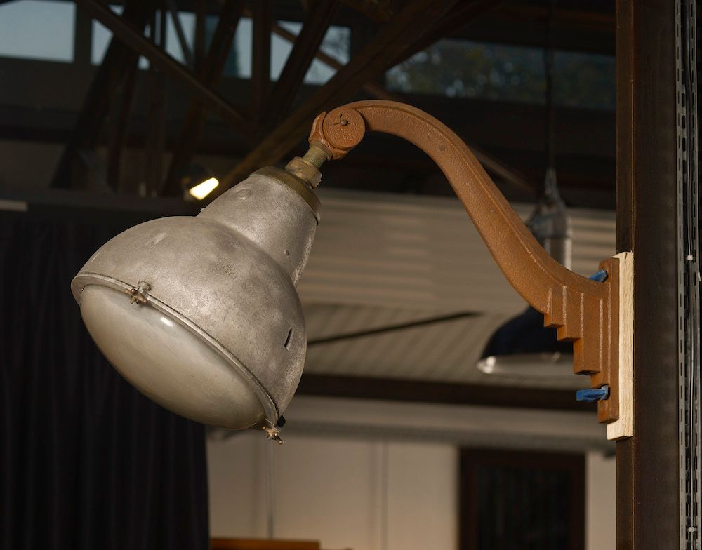 Null 烛台灯，阶梯式绞架为锈色漆钢，灯罩为铜化金属。

高度。高度：63厘米