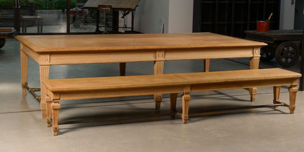 Null 一张大的长方形模制橡木桌，长方形的桌面边缘有一个轻微的突起，整个桌子放在六个凹槽腿上，由一个铜支架连接。

二十世纪。

高度：80厘米 - 长度：3&hellip;