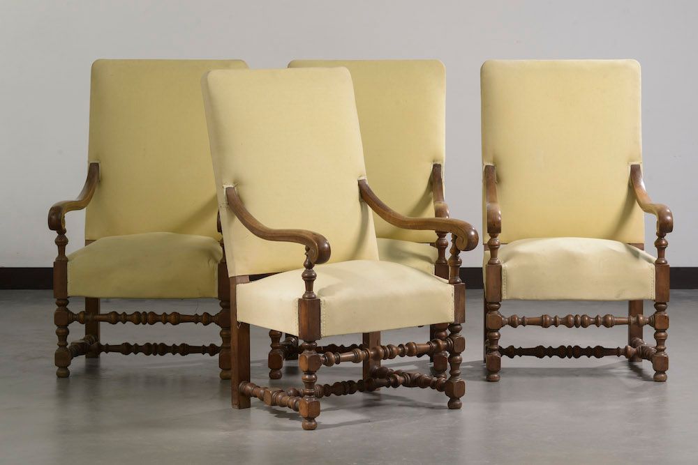 Null 四把天然木质扶手椅，椅背略微倾斜，扶手为羊角形，四条转动的腿由一个H形支柱连接（修复）。

路易十四风格。

高度。110厘米 - 宽度：63厘米 -&hellip;