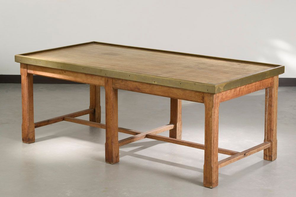 Null 一张大型模制的橡木换衣桌，长方形的桌面，周围有一个黄铜模制。

高度：77.5厘米 - 宽度：100.5厘米 - 深度：200厘米77,5 cm - &hellip;