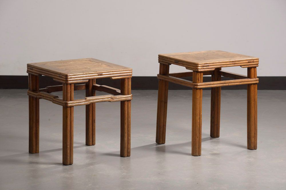 Null 东南亚，20世纪。

两张被称为 "bout de canapé "的小桌子，用模制的木材和仿竹雕刻而成。

高度：53.5厘米-边长：43厘米53.&hellip;