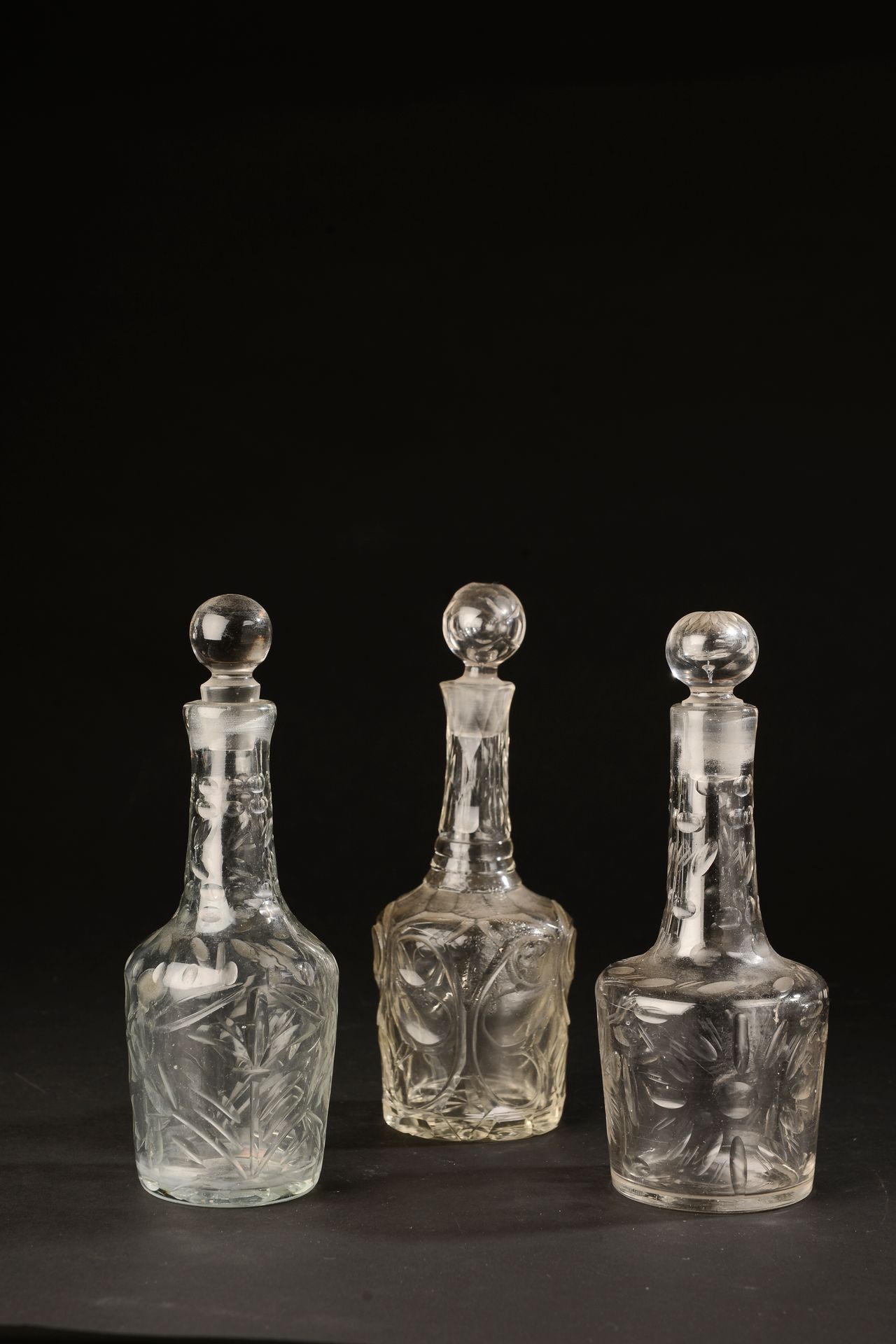 Null 两个吹制的玻璃瓶，下面有镀金的圆角（一个瓶塞被加上，镀金的地方有磨损）。

18世纪。

高度：20厘米。20厘米高

另一个是19世纪的作品。
