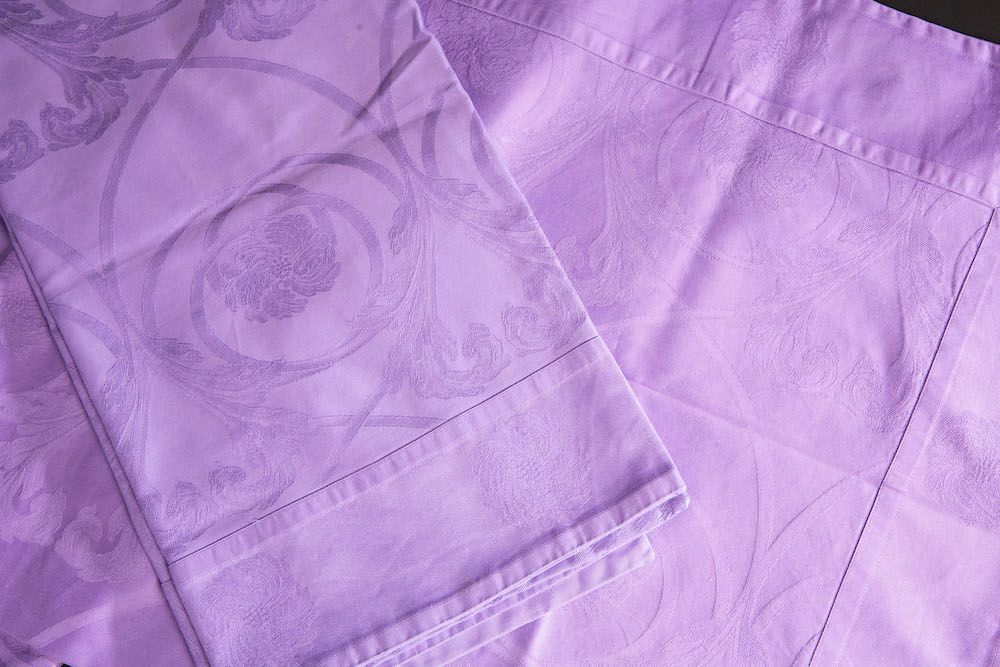 Null CHRISTOFLE.

Pair of square tablecloths in purple cotton decorated with flo&hellip;