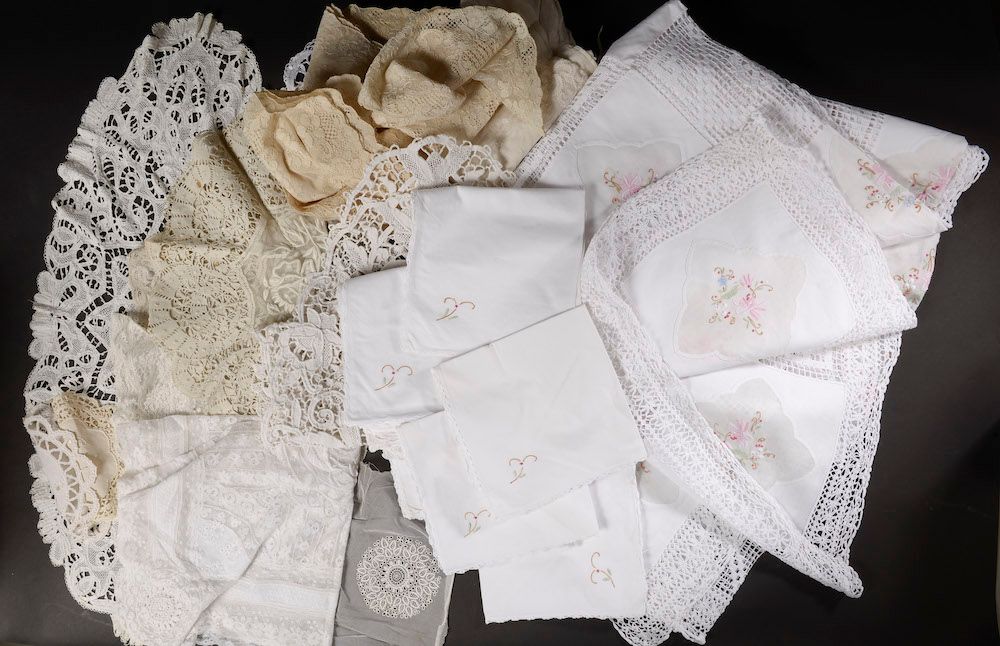 Null Mantel rectangular blanco y sus doce servilletas en voile de algodón bordad&hellip;