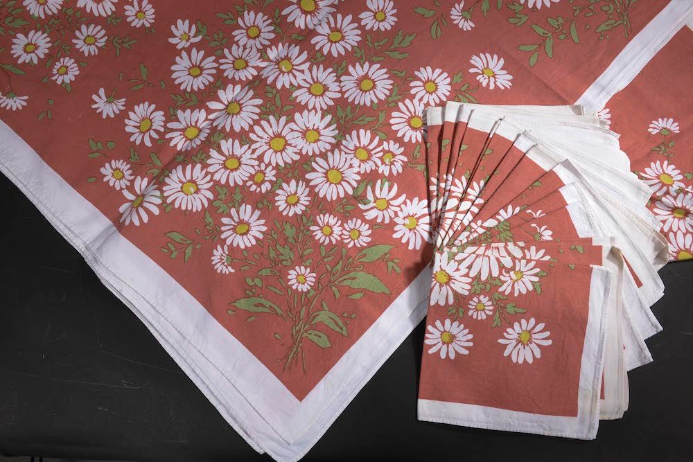 Null 长方形桌布及其12张棉质餐巾，装饰有赤土背景的雏菊花束（污渍）。

长：266厘米 - 宽：164厘米