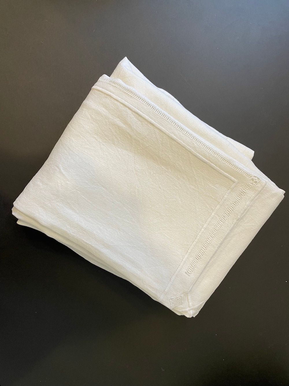 Null 部分镂空的长方形白色棉质桌布和8张边缘有镂空的大号字母图案的棉质餐巾（小污点，拉线，磨损和撕裂）。