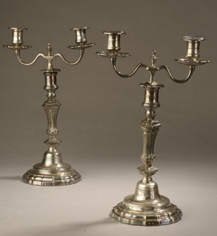 Null 一对镀银金属的双灯烛台。他们站在一个有轮廓和模子的圆形底座上，轴上有边（银色的磨损，变形）。

19世纪。

火炬的高度：27厘米

烛台的高度：37&hellip;