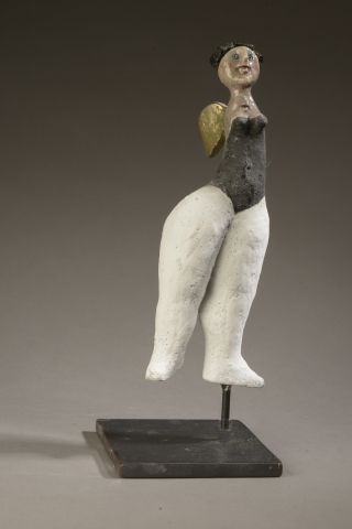 Null 罗杰-卡普隆（1922-2006）。

有翅膀的女人。

部分上釉的多色陶瓷雕塑。

高度：27厘米。高度：27厘米

基地。