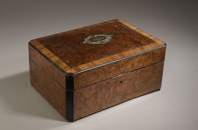 Null Box veneer cedar, the lid inlaid with a medallion monogrammed MD circled wi&hellip;