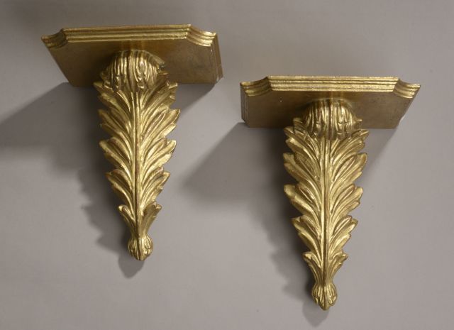 Null Pair of carved and gilded wood brackets decorated with a palm tree supporti&hellip;