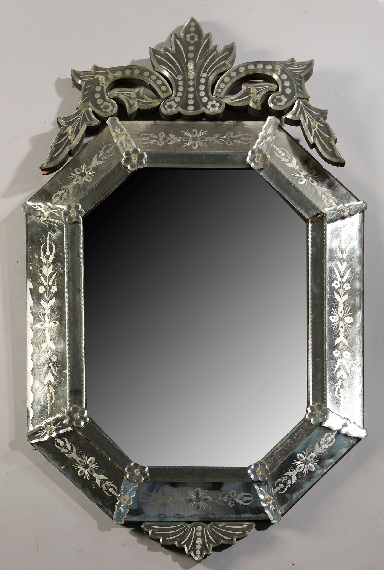 Null 八角形的威尼斯镜子，有倒置的轮廓，门楣和落地的棕榈树（缺失和磨损）。

19世纪。

身高：115厘米115 cm - 宽度 : 67 cm