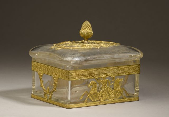 Null 有盖玻璃盒，黄铜框架代表海神，框架上有两匹马和一个丰饶的角的装饰，手柄形成一个面包苹果（缺口、划痕、磨损）。

19世纪。

高度：14厘米14厘米 &hellip;