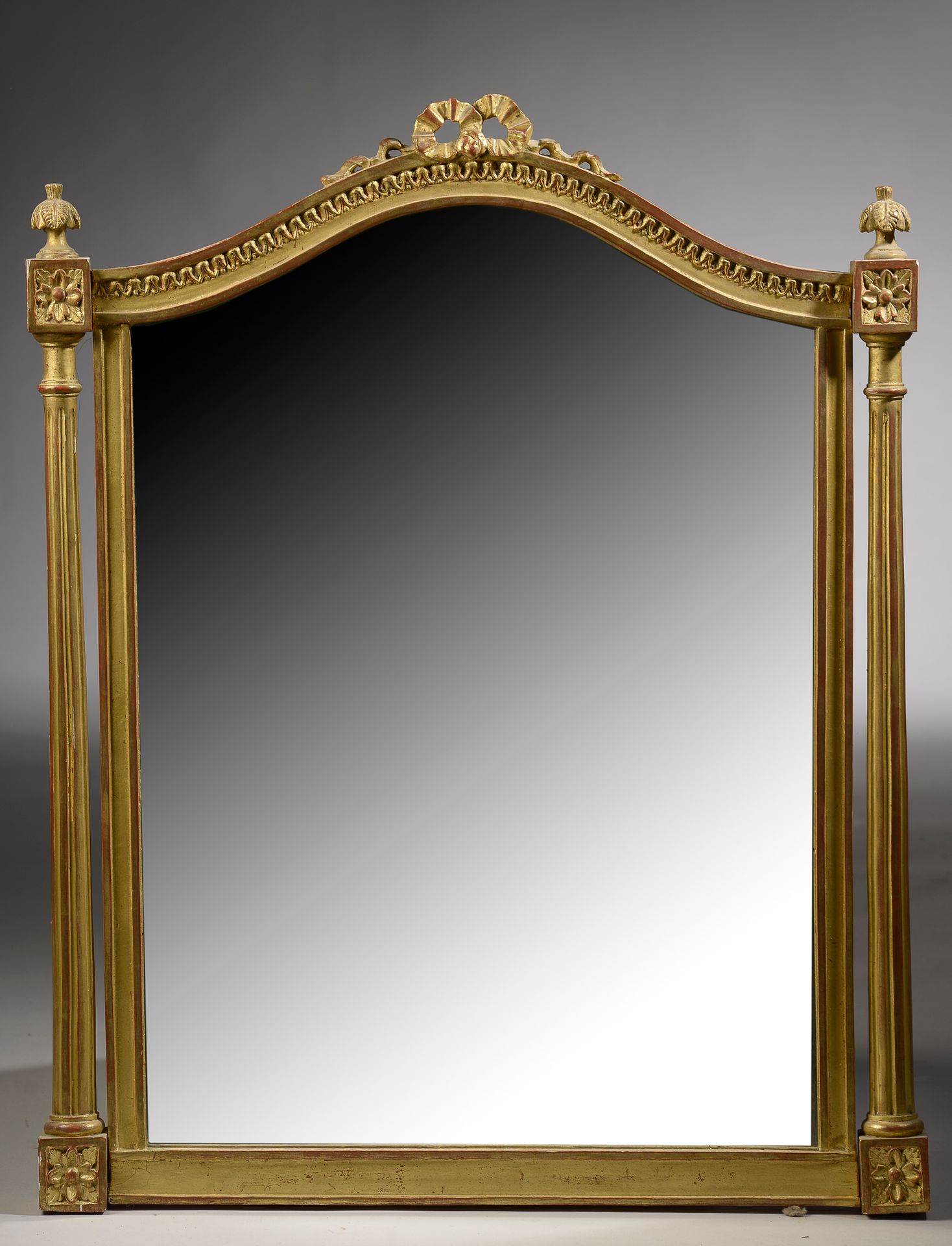 Null 
Rectangular mirror with curved pediment in molded and gilded wood, the amo&hellip;