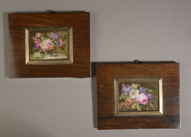 Null Zwei Miniaturen auf Porzellan, die mehrfarbige Blumensträuße in einem Rahme&hellip;